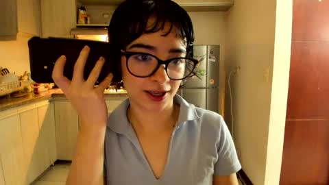 Snapshot of petitee_lunna chatting on April 28, 1:48 am Lunna online show from April 28, 1:48 am