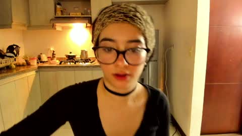 Snapshot of petitee_lunna chatting on May 6, 12:19 am Lunna online show from May 6, 12:19 am
