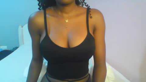 Snapshot of petiteediva chatting on June 20, 2:47 am diva online show from June 20, 2:47 am