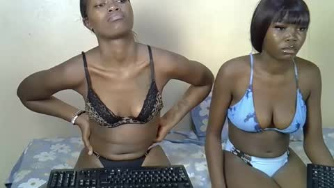 Snapshot of petitesugar chatting on February 28, 10:11 pm Sugar online show from February 28, 10:11 pm