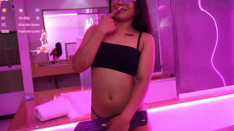 Snapshot of petitte_mussa chatting on March 1, 7:49 pm Mussa online show from March 1, 7:49 pm