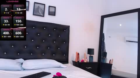 petitteslutt_ online show from September 29, 7:51 pm