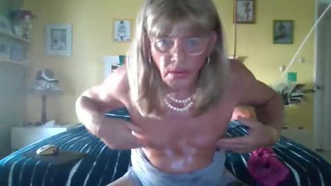 petracd57 online show from December 3, 9:46 pm