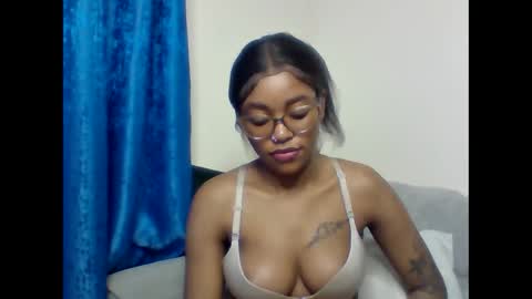 Snapshot of pettite_babe chatting on January 18, 6:23 pm Arielle online show from January 18, 6:23 pm