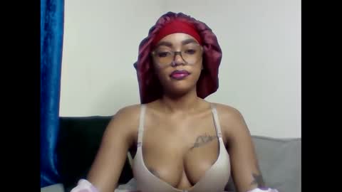 Snapshot of pettite_babe chatting on March 4, 3:12 am Arielle online show from March 4, 3:12 am