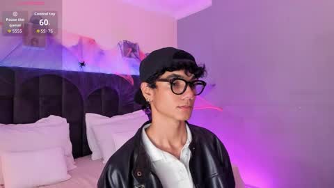 Snapshot of phillicious_ chatting on October 21, 11:38 pm Phillip online show from October 21, 11:38 pm