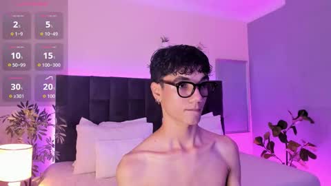 Snapshot of phillicious_ chatting on November 6, 11:48 pm Phillip online show from November 6, 11:48 pm