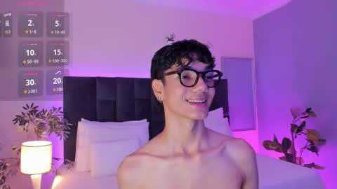 Snapshot of phillicious_ chatting on November 12, 11:25 pm Phillip online show from November 12, 11:25 pm