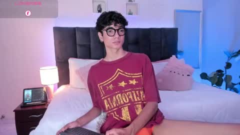 Snapshot of phillicious_ chatting on May 27, 8:50 pm Phillip online show from May 27, 8:50 pm