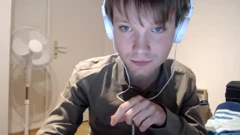 Snapshot of phillip25y chatting on March 26, 8:47 pm phillip25y online show from March 26, 8:47 pm