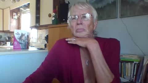 Snapshot of phillipa1023 chatting on November 24, 3:56 pm phillipa online show from November 24, 3:56 pm