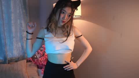 Snapshot of philomenafrost chatting on December 5, 9:17 am Hitomi oo online show from December 5, 9:17 am