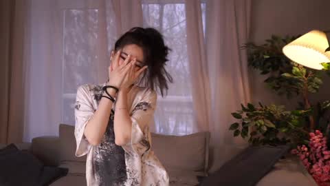 Snapshot of philomenafrost chatting on December 8, 7:05 am Hitomi oo online show from December 8, 7:05 am