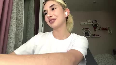 Snapshot of phylissrzucidlo chatting on July 11, 8:33 pm Laura online show from July 11, 8:33 pm