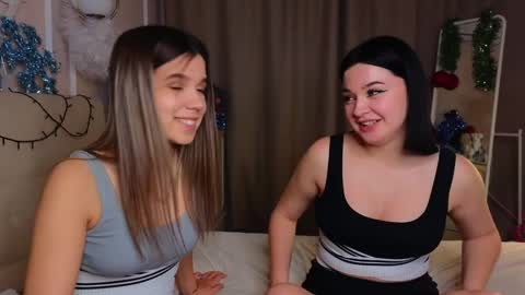 Snapshot of phyllisheart chatting on December 27, 2:43 pm Lora black and Lili blonde welcome you here online show from December 27, 2:43 pm