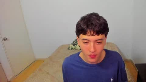 picaszomilos350 online show from March 28, 5:18 am