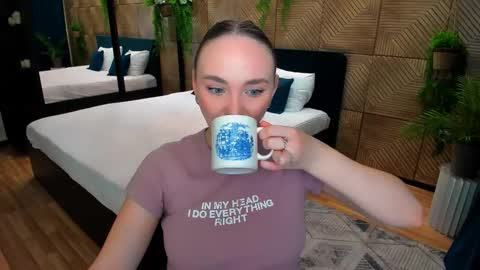 Snapshot of pieceofinspiration chatting on November 10, 4:17 pm Emelie online show from November 10, 4:17 pm