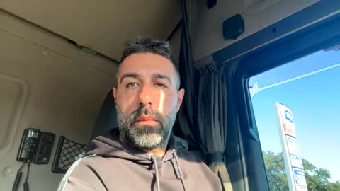 Snapshot of pierotu chatting on December 2, 8:09 am pierotu online show from December 2, 8:09 am