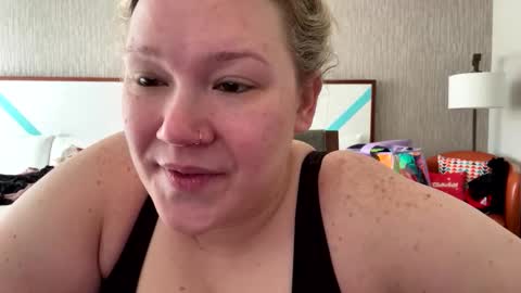 Snapshot of piggyrose chatting on April 21, 3:28 pm Piggy Rose online show from April 21, 3:28 pm