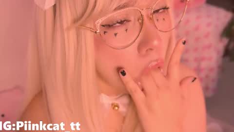 Snapshot of piinkcat chatting on December 2, 5:46 am Emi online show from December 2, 5:46 am