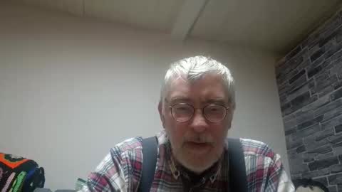 Snapshot of pinholder chatting on December 15, 5:39 pm Michael online show from December 15, 5:39 pm