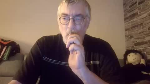 Snapshot of pinholder chatting on December 17, 7:31 pm Michael online show from December 17, 7:31 pm