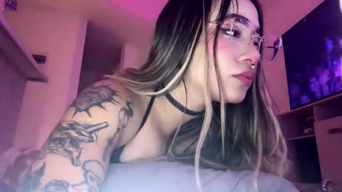 KELLY  online show from December 3, 11:25 pm