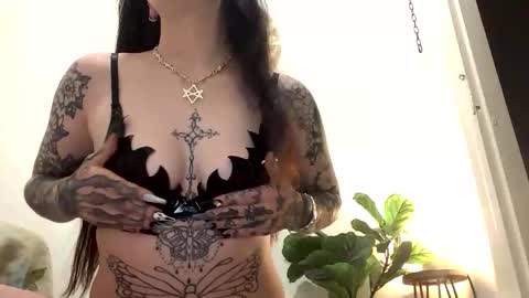 pinkgothbunnie online show from April 19, 2:44 am