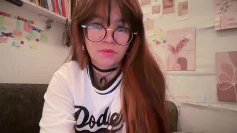 Snapshot of pinkyrosexx chatting on February 1, 4:33 am Rose online show from February 1, 4:33 am