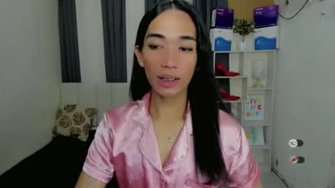 pixiedoll_ online show from December 19, 6:04 pm