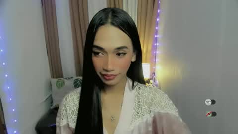 pixiedoll_ online show from January 12, 8:25 pm