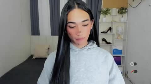 pixiedoll_ online show from February 9, 5:28 pm