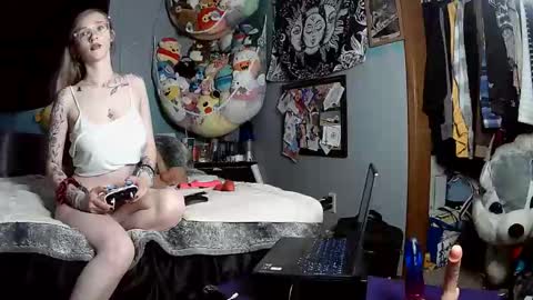 Snapshot of pixieprincess03 chatting on November 9, 8:01 am Princess online show from November 9, 8:01 am