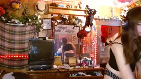 Izzy online show from December 3, 7:11 pm