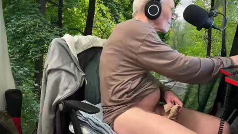 Snapshot of playdayfunshow chatting on November 9, 6:33 am STC online show from November 9, 6:33 am