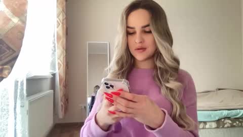 Mia online show from October 6, 8:23 am