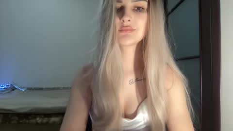 Mia online show from October 15, 8:42 pm