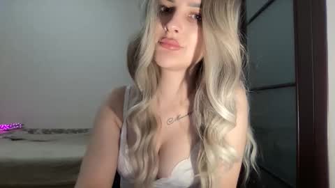 Mia online show from October 20, 9:04 pm