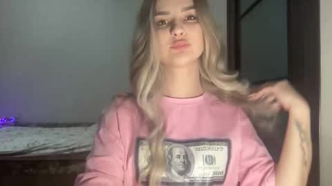 Mia online show from November 3, 7:37 pm