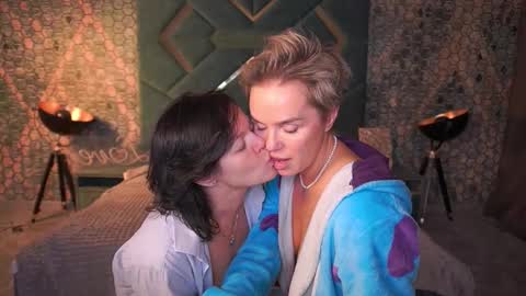 Snapshot of pleasurewecouple chatting on November 18, 6:56 pm Ira brunette and Vika blonde online show from November 18, 6:56 pm