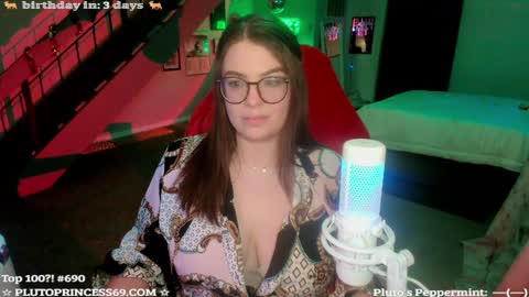 Snapshot of plutoprincess69 chatting on December 4, 4:54 am Pluto Princess online show from December 4, 4:54 am