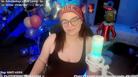 Snapshot of plutoprincess69 chatting on December 14, 8:02 am Pluto Princess online show from December 14, 8:02 am