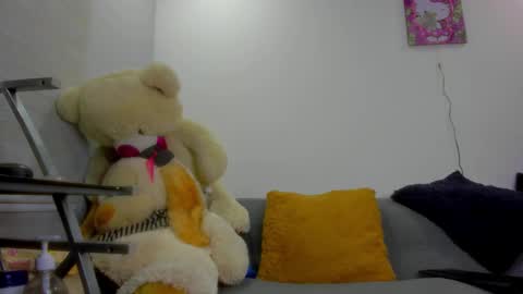 Snapshot of pocahontas_d chatting on September 17, 6:37 am catalina online show from September 17, 6:37 am