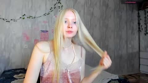 Snapshot of pocet_barbie chatting on August 1, 8:02 am Mary online show from August 1, 8:02 am