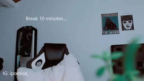 Snapshot of poeeticaa_ chatting on January 10, 6:06 pm IG ipoetica online show from January 10, 6:06 pm