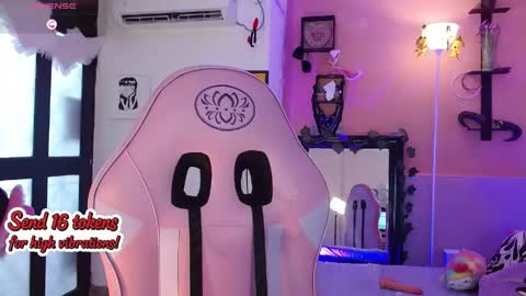 Snapshot of poison_liv chatting on April 19, 6:32 pm poison_liv online show from April 19, 6:32 pm