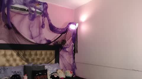 poison_pink online show from November 3, 1:34 pm