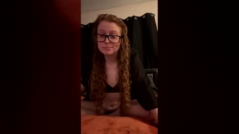 Snapshot of poisonivyy95 chatting on March 2, 2:58 am poisonivyy95 online show from March 2, 2:58 am