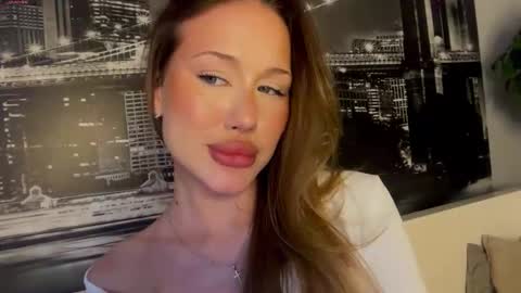 Snapshot of poli_molly chatting on February 23, 7:33 pm Angelic online show from February 23, 7:33 pm
