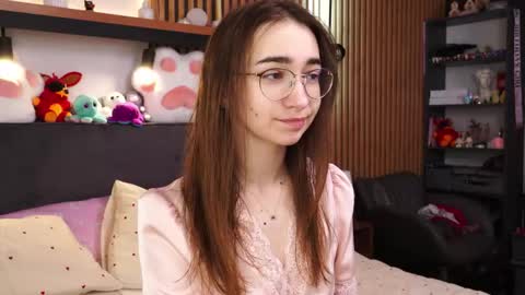 Snapshot of polly_bee chatting on March 13, 7:37 am Polly online show from March 13, 7:37 am